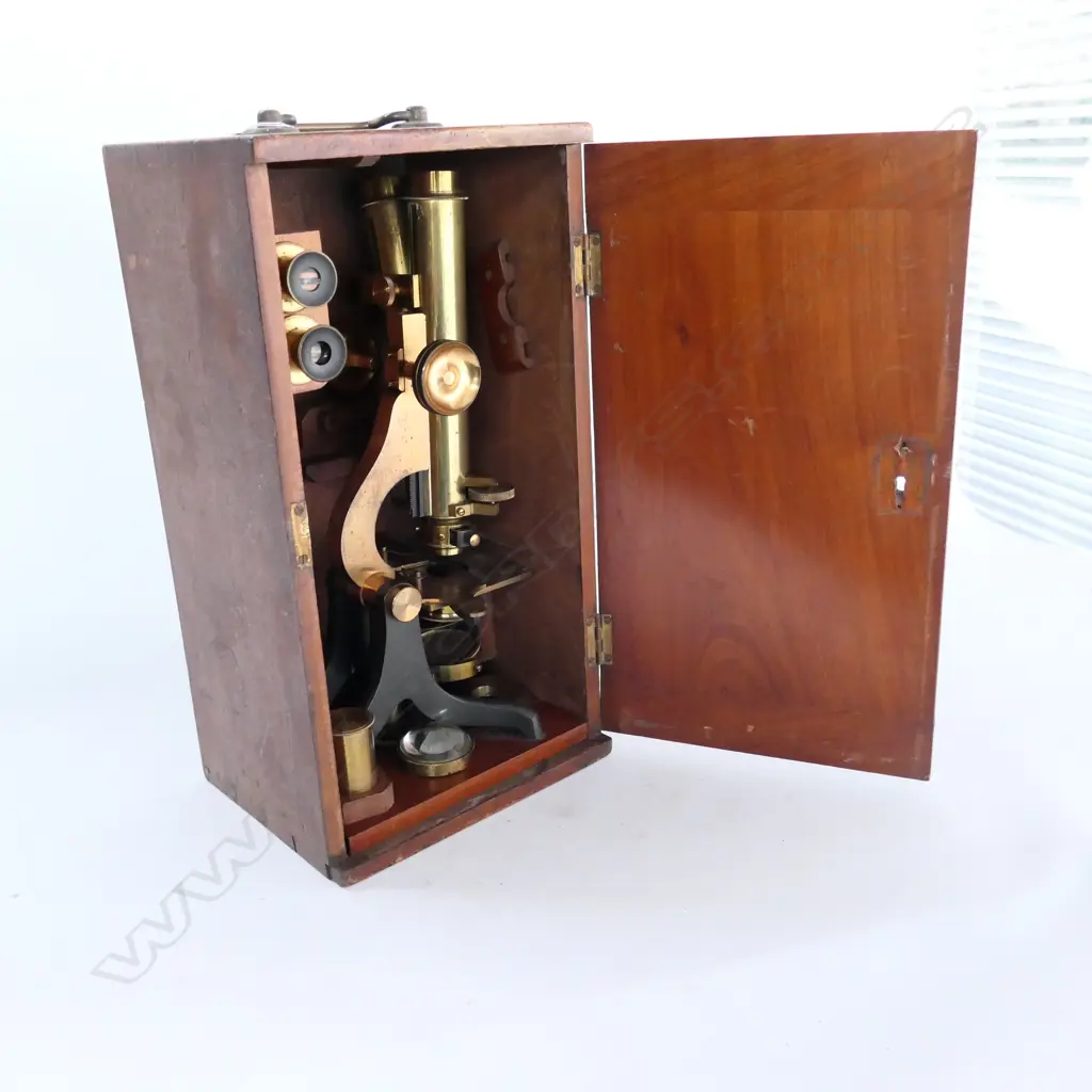BRASS BINOCULAR MICROSCOPE, ON ANODISED 'ENGLISH' FOOT, SLIDE IN ANALYSER IN LOWER TUBE. BULLSEYE PARTS IN MAHOG BOX Image 1++